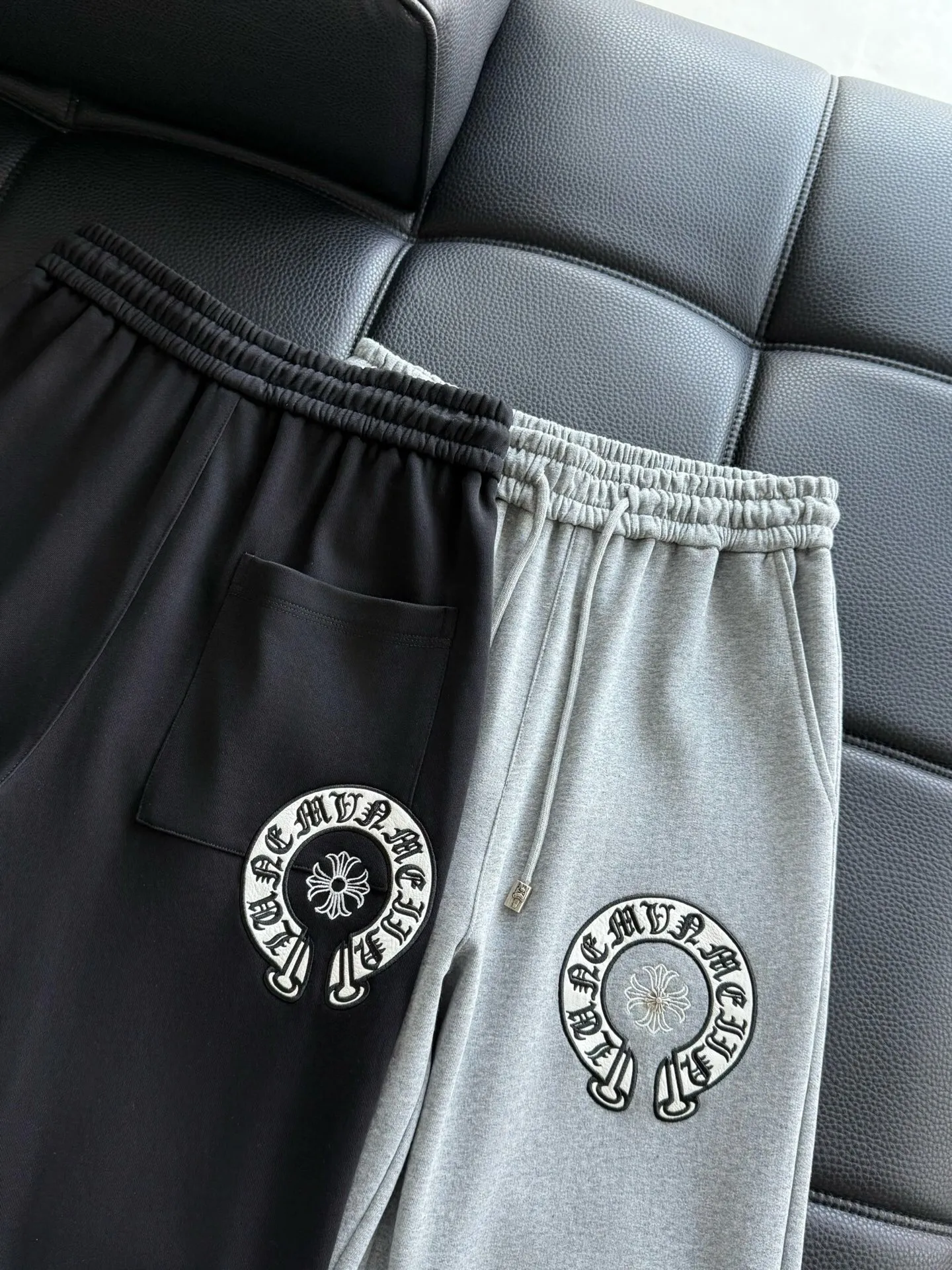 P486 ChromeHearts ChromeHearts terry trousers, pursuit of quality and absolute guarantee of quality! The texture is clearly visible, the texture is soft, delicate and smooth, and the customized three-dimensional embroidery and leather craftsmanship are full of drape! The workmanship is fine and the shoulder lines are smooth. All imported chain machines are used to make the shoulder rolling strips. It has a certain thickness and is not made of cheap material but has a shiny feel that is comfortable and not tight on the upper body. It is the most avant-garde street item that can be easily matched by both men and women!  Color: black white Size: m-3xl Style number: 3750